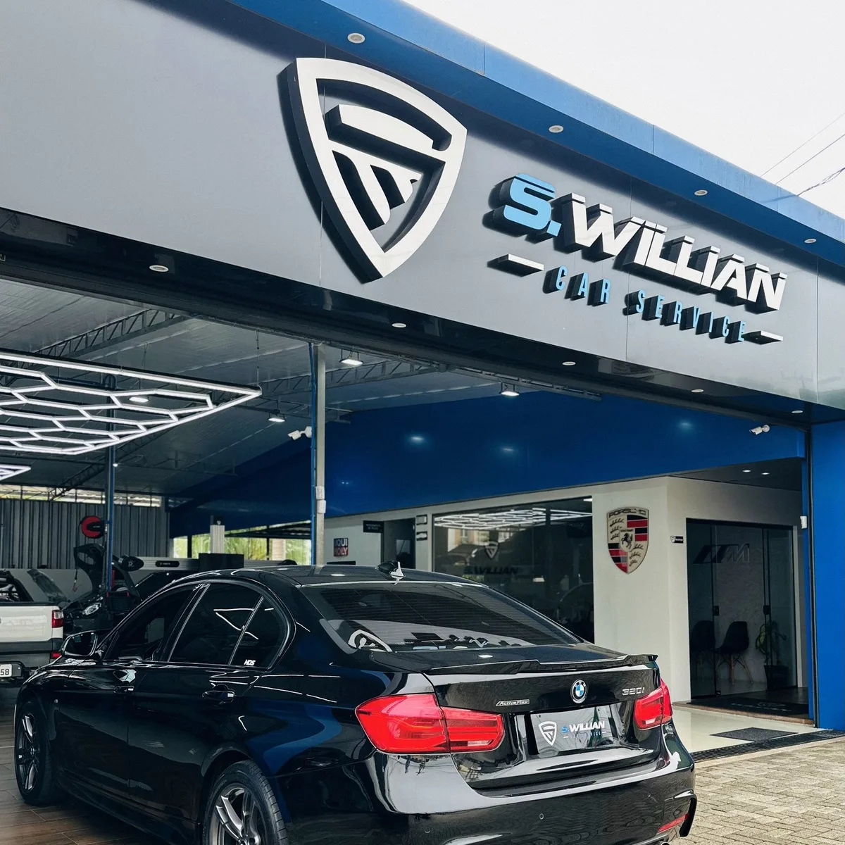 Fachada da S. Willian Car Service em Joinville, com o escudo e o letreiro da oficina