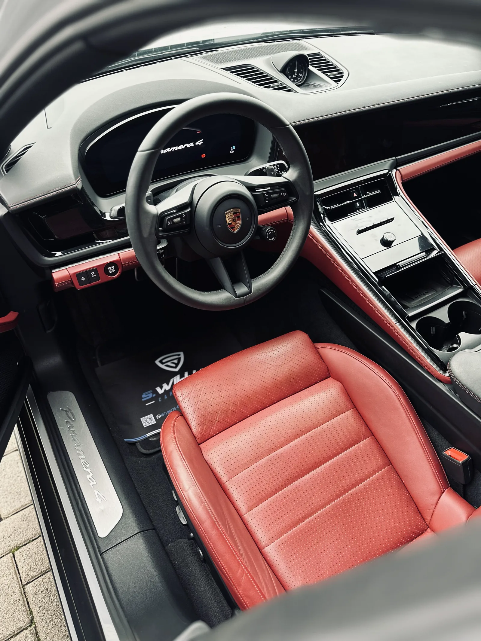 Interior de um Porsche Panamera com o tapete de proteção da oficina