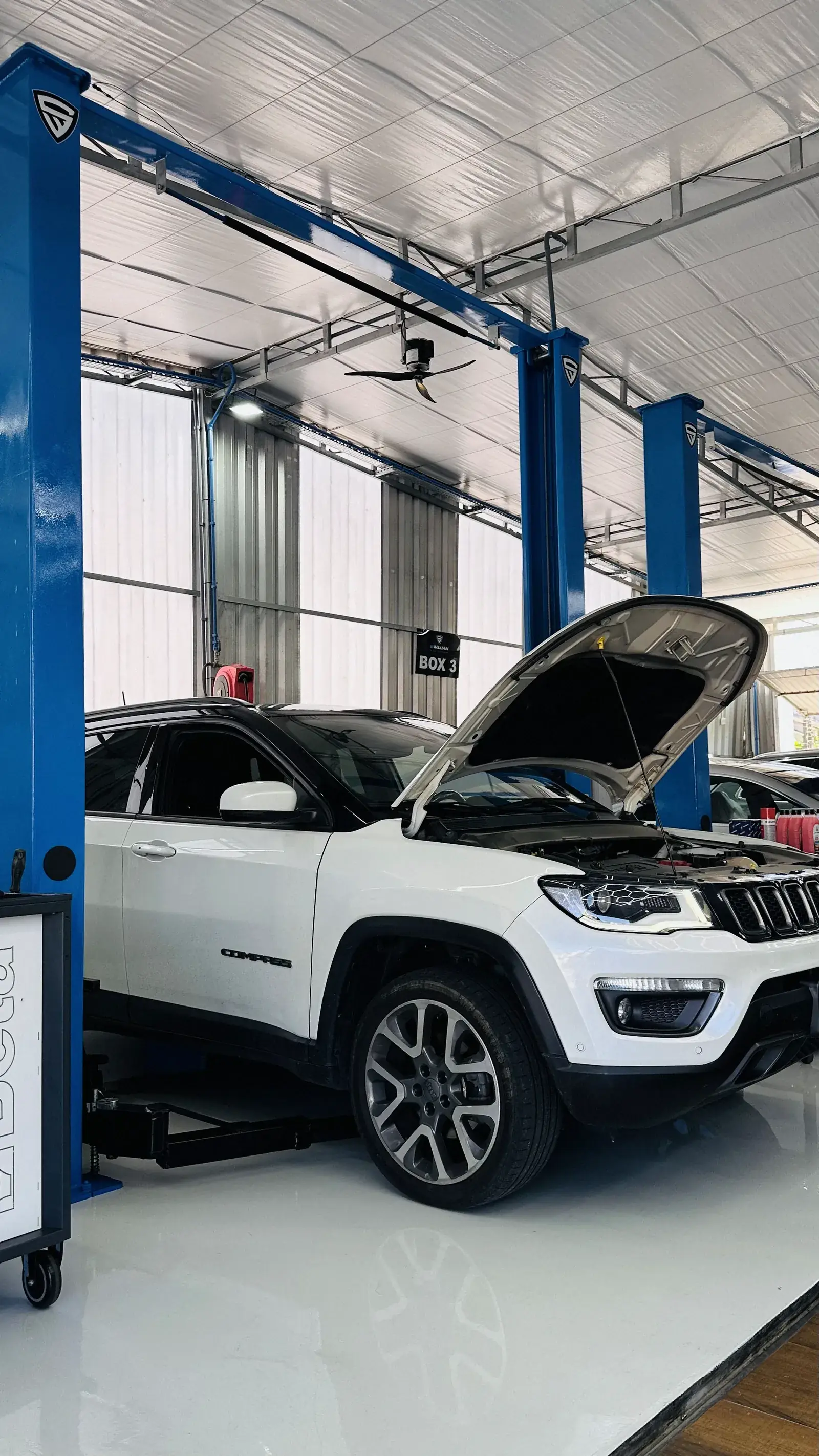 Detalhe da roda de um Jeep Compass no elevador de alinhamento do Box 3