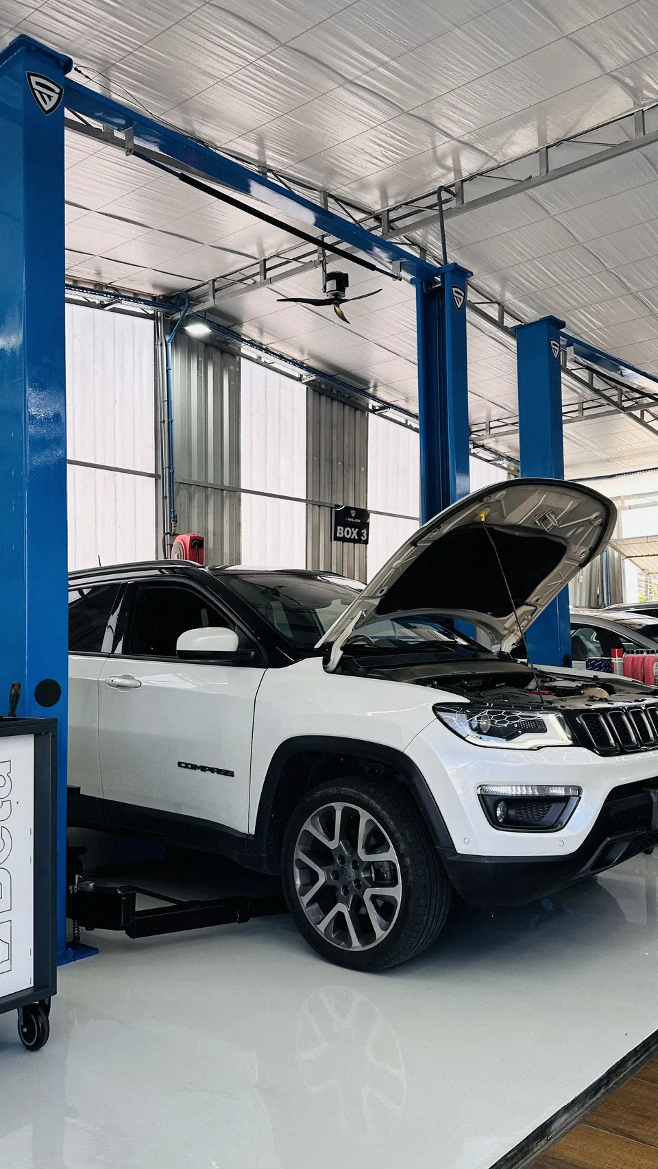 Detalhe da roda de um Jeep Compass no elevador de alinhamento do Box 3 da oficina.