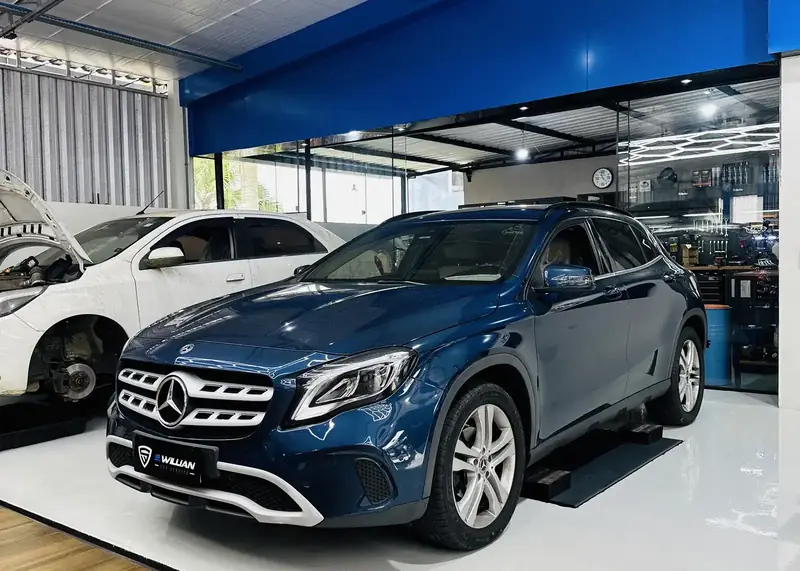 Mercedes-Benz GLA azul na recepção da oficina.