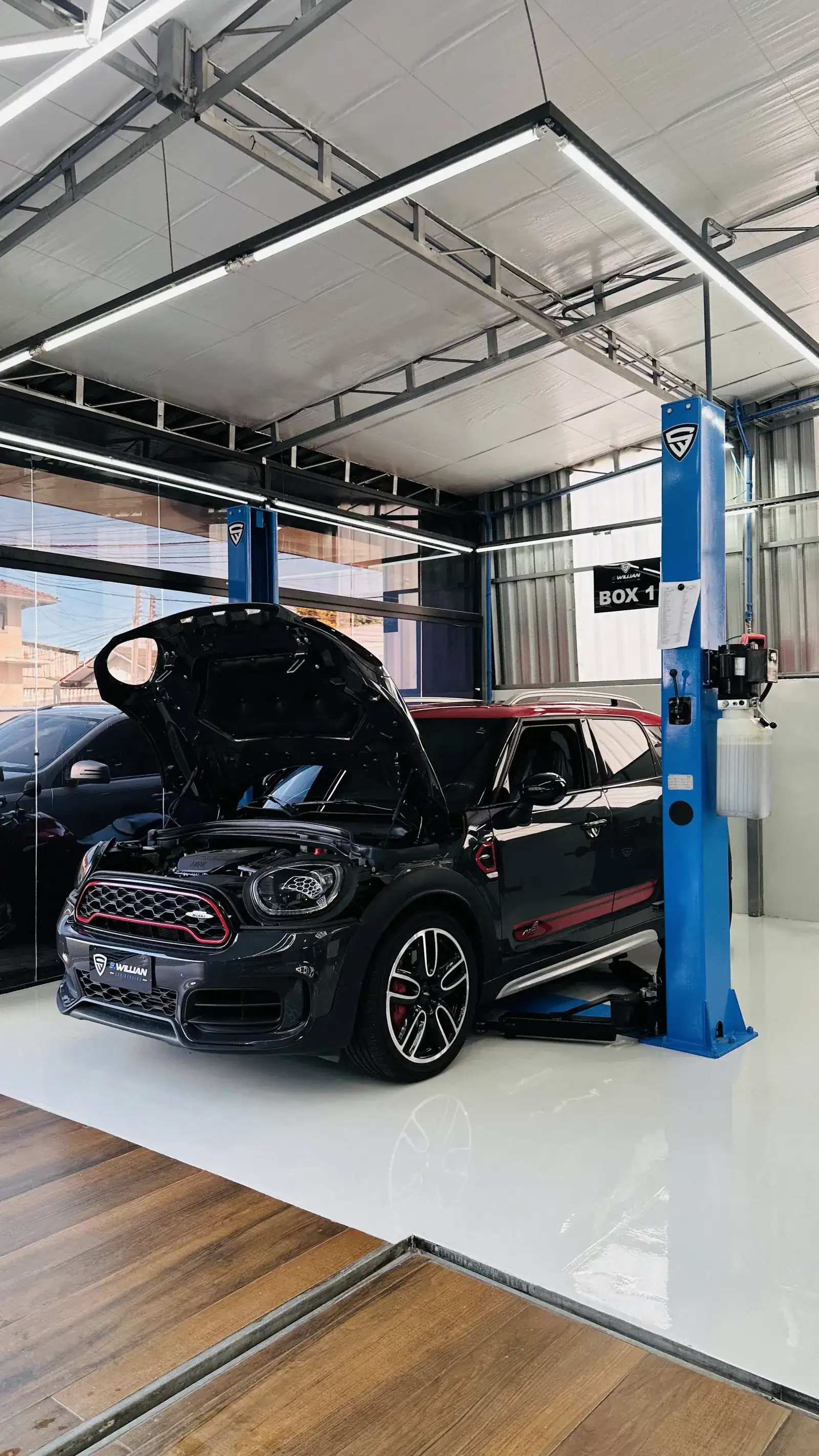 Mini Cooper Countryman JCW no boxe 1, com capô aberto