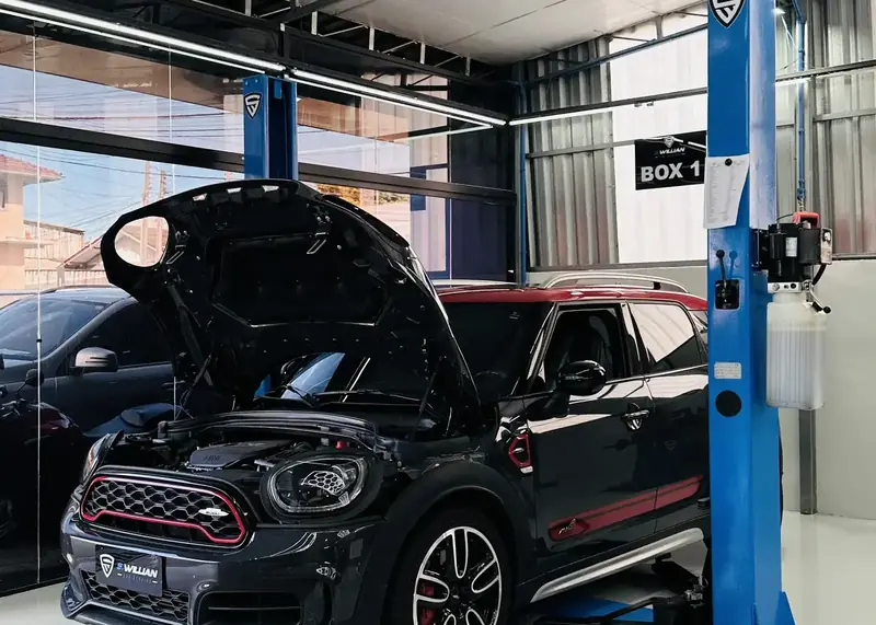 Mini Cooper JCW com o capô aberto e o motor à mostra, no Box 1 da oficina.